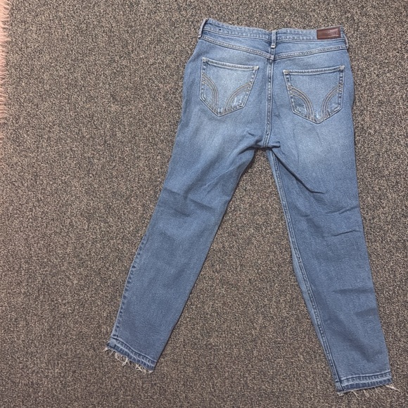 Ripped jeans from Hollister that are a size 27. - Picture 2 of 2